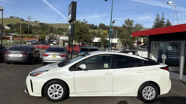 2019 TOYOTA Prius LE