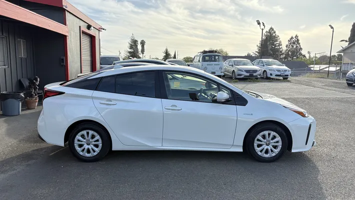 2019 TOYOTA Prius LE