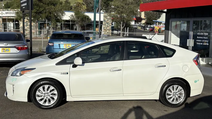 2014 TOYOTA Prius PHEV - Plug-in