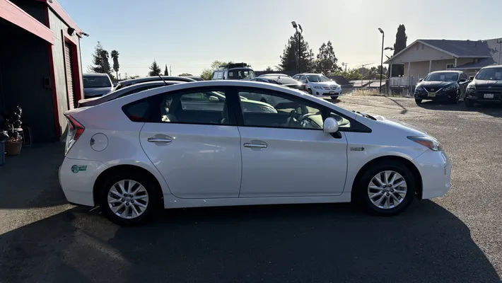 2014 TOYOTA Prius PHEV - Plug-in