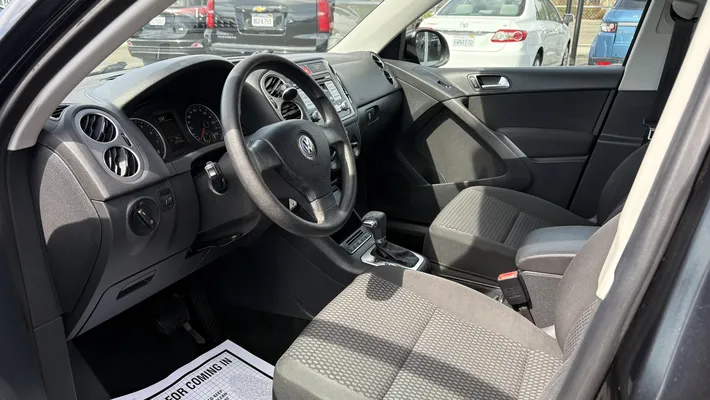 2010 VOLKSWAGEN Tiguan