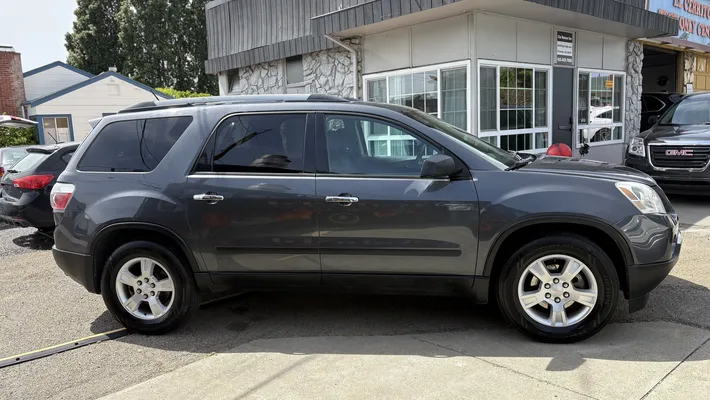 2011 GMC Acadia SLE 1